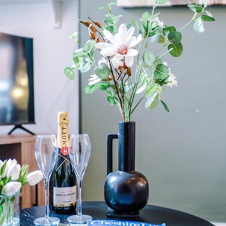 New! Stunning 2-Bed City-Centre Home In Chester By 53 Degrees Property - Ideal For Couples & Groups - Sleeps 6! Экстерьер фото