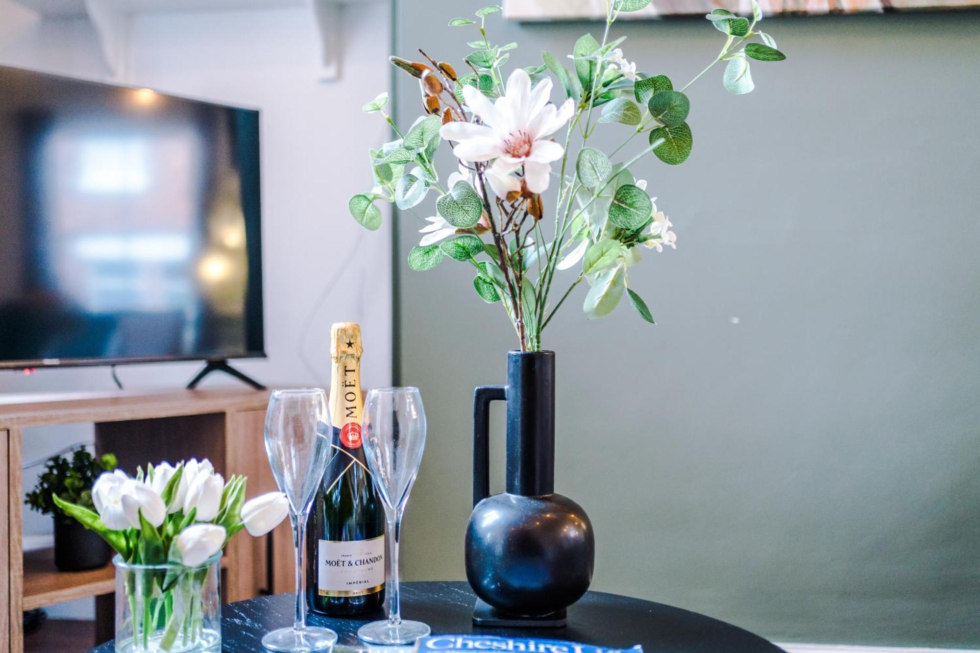New! Stunning 2-Bed City-Centre Home In Chester By 53 Degrees Property - Ideal For Couples & Groups - Sleeps 6! Экстерьер фото